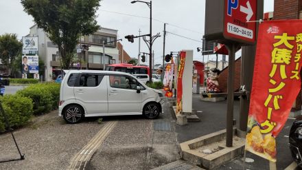 【速報】市内中心部の交差点　車複数台が絡む事故