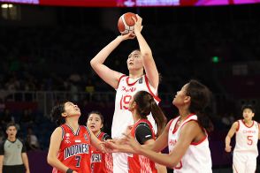 17歳で身長220cm！　中国バスケ女子がU18代表デビューで「塔のような存在感」　FIBA公式も驚き