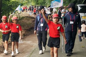 児童が名所案内、鉄人癒す　阿権小3～6年　島っ子ガイドで集落ツアー　鹿児島県・徳之島