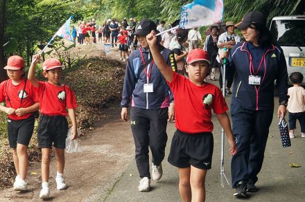 児童が名所案内、鉄人癒す　阿権小3～6年　島っ子ガイドで集落ツアー　鹿児島県・徳之島