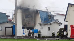 黒煙に包まれ…2階建て住宅が”ほぼ全焼” ひとり暮らしの70代女性「自力避難」も喉にやけどか 出火原因は捜査中 北海道帯広市