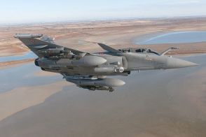 首都圏に「ラファール」戦闘機が来る！ 航空自衛隊とフランスで共同訓練 どデカ軍用機も一緒