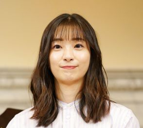 足立梨花、お尻スレスレセクシーすぎるノンアル晩酌ショットに「旦那さんがうらやましすぎ」