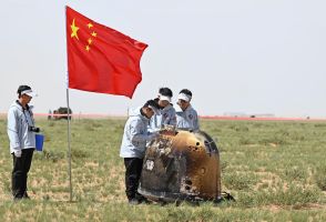 探査機帰還、月の裏側で試料採取　中国、宇宙開発で主導権狙う