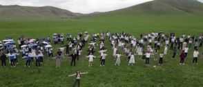 中国・内モンゴルに招かれた高校卒業生たちの「草原卒業式」