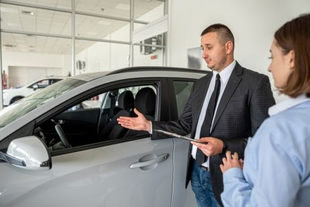 60歳の父が車の買い替えを検討しています。高齢なので安全な機能を搭載した車に乗って欲しいのですが、おすすめの車種はありますか？