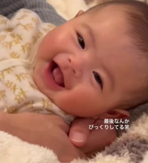 7カ月の赤ちゃん、ニコニコしていたのに→突然、目を見開く驚きっぷり！　ビックリした理由に「ママじゃなかったのかな？」「可愛い笑顔」