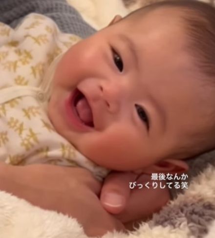 7カ月の赤ちゃん、ニコニコしていたのに→突然、目を見開く驚きっぷり！　ビックリした理由に「ママじゃなかったのかな？」「可愛い笑顔」