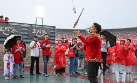 木下大サーカスのパフォーマー、マツスタに参上！　コンコースで技を披露、始球式にも登場