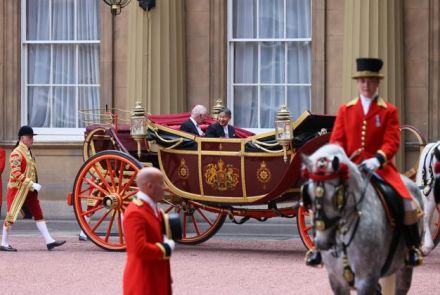 天皇、皇后両陛下、馬車でバッキンガム宮殿へ　チャールズ国王夫妻と