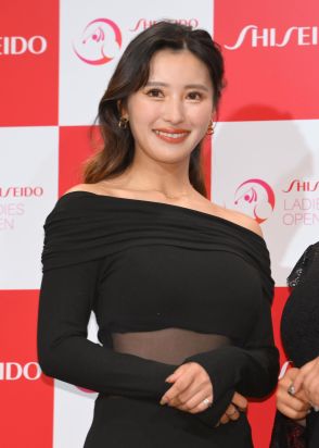 肩出し黒ドレス姿の臼井麗香　シースルーなお腹に視線くぎ付け　資生堂前夜祭で女子ゴルファーが美の競演