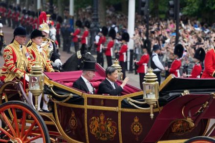 天皇、皇后両陛下、英国で国賓としての公式行事　国王夫妻と馬車列でパレード
