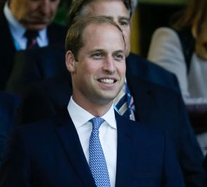 ウィリアム皇太子が天皇、皇后両陛下と正装姿でほほ笑む姿「光栄に思います」３ショット公開　