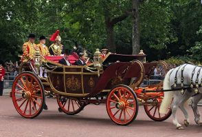 両陛下、ロンドンで馬車パレード　市民「気品がある」「優雅」