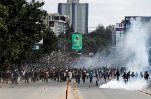 議会突入のデモ隊に警察が発砲、少なくとも5人死亡　ケニア