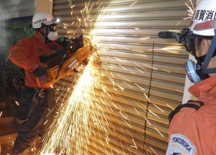 解体中の「横須賀プライム」で消防訓練　若手職員が鉄扉破壊、再開発組合が協力