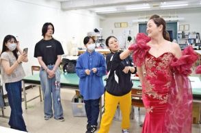 「世界大会を若い人の活躍の場に」　ミセス・オブ・ザ・イヤーの日本代表、ドレス製作とヘアーセットを専門学校生に依頼