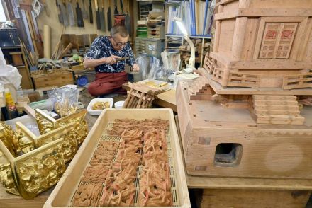 神輿修理に大忙し　祭りシーズン向け…下野の神仏具店「宝珠堂」