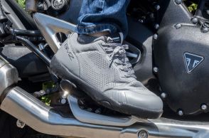 【ワークマン】筋力サポートつき安全靴! マッスルブースターセーフティを履いたらバイクの取り回しや足つきは楽になるか？