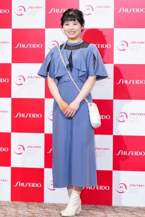 尾関彩美悠　青のワンピースに白のブーツとバッグが映える夏の装い　資生堂レディース前夜祭