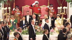 「誠に喜びに堪えません」両陛下がチャールズ国王夫婦主催の晩さん会に臨まれる　皇后さまはレース地のイブニングドレス姿で