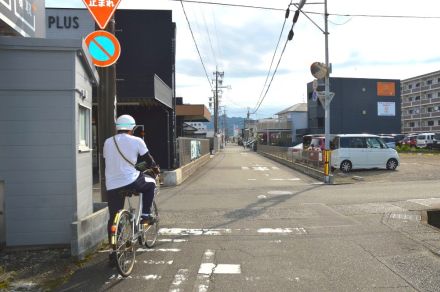 自転車ヘルメット義務化1年　着用微増、高校生低く　静岡の事故多発交差点で調査