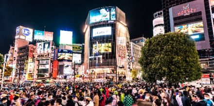 「路上飲酒」規制、渋谷区では“通年”に、新宿区でも条例案が提出…　「外国人が悪い」では済まされない事情