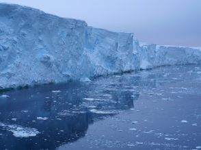 南極氷床の下で進む融解、海面上昇は予想以上に加速か　英研究所