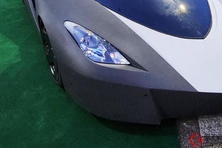 2人乗りの斬新「和製スーパーカー」実車展示！ 全長5mのエアロデザイン!? 謎の「VEGA」 今夏正式発表へ