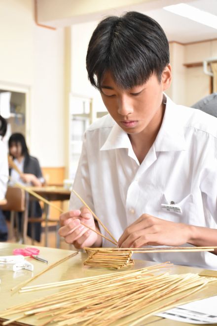 仁保川に合う蛍かご製作、仁保中2年生12人、地域住民招き麦わらで【山口】