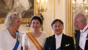 英国王の晩餐会　笑顔の皇后雅子さまの頭上で輝く花とダイヤの宝冠は「初めて」の「第二ティアラ」