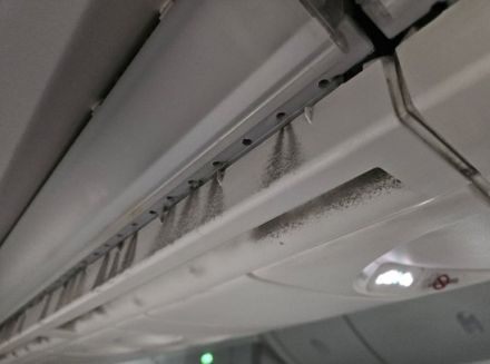 エアコン周辺の真っ黒いホコリ…格安航空会社の機内衛生が問題に＝韓国