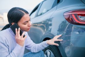 外壁塗装をしている隣家の「ペンキ」がうちの車についた…！もめたくはないのですが、どう対処すればいいですか？