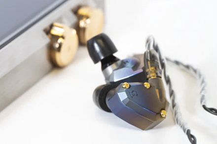 Campfire Audio、世界888台限定の平面磁界型イヤホン「Moon River」