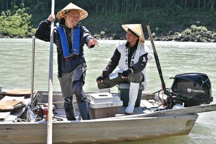 「川の参詣道」で船頭修行　協力隊で移住の若者、和歌山・熊野川の川舟下り