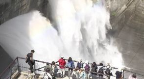 「この景色を観るために日本に来ました」海外からの観光客も魅了する豪快な水しぶき…残雪の立山連峰望む黒部ダムで観光放水スタート