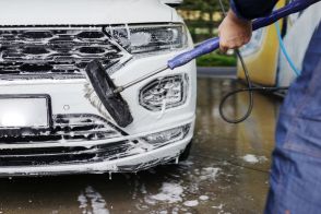「自宅で洗車」と「洗車サービスを利用」コスパがよいのはどっち？