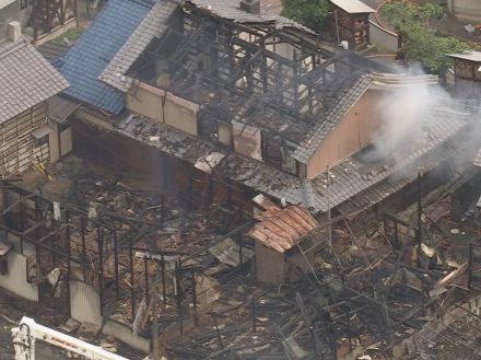 空き家から出火…隣接する住宅等含め3棟が焼ける火事 住人の70代男性がヤケドをして搬送 岐阜・瑞浪市