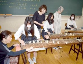 琴で「さくら」に挑戦、日本の伝統文化学び演奏体験　京都府立大江高校