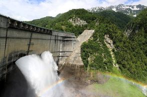 壮大アーチ　黒部ダム（富山県）、観光放水始まる