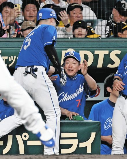 中日・細川の打球吸い込まれる…「狙うなら右翼ポール際」阪神園芸の生き字引がPL・立浪に教えた“甲子園の女神”