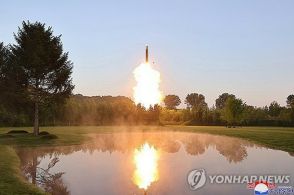 北朝鮮が多弾頭ミサイル実験に成功と主張　韓国軍「欺瞞・誇張にすぎない」