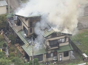 白煙が立ち上る…愛知県清須市で住宅火災 木造2階建ての1棟が全焼 住人の70代夫婦は出火当時外出中で無事