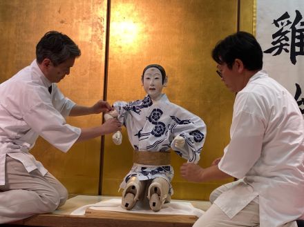 祇園祭・鶏鉾の稚児人形に特殊な仕掛け　立った状態から膝を折り曲げて「正座」した姿に“変形”100年以上気づかず　専門家「“生き稚児さん”を再現したのでは」