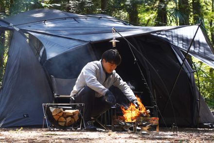 キャンプの快適さが無限大に広がる！　自由自在に拡張できるシステムスタンドの実力とは