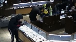 強盗団２０人が店に一斉になだれ込み、宝飾品奪う　米加州