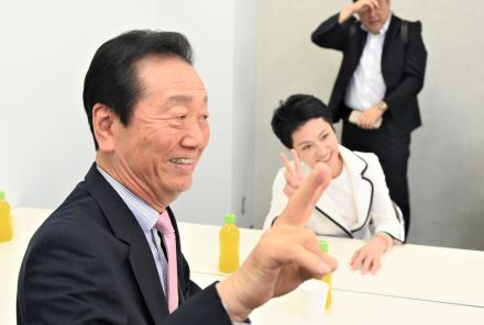 小沢一郎氏、蓮舫氏にＶサインでドブ板選挙指南　公務優先の小池氏「理屈にならない」非難