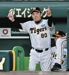 阪神・岡田監督、疑ってる？リクエストで珍シーン　佐藤輝明の2塁ヘッドスライディング…アウト判定でベンチへの合図に苦笑い