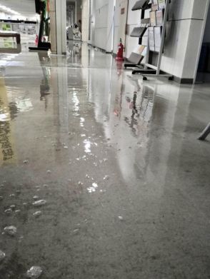 奈良県河合町役場が漏水で業務停止　1階フロアや地下書庫水浸しも…職員奮闘、半日で復旧