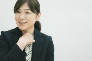 小説家・柚月裕子「初恋はブルース・リー」幼少期に影響を受けた“成敗モノ”が数々の受賞作への架け橋に